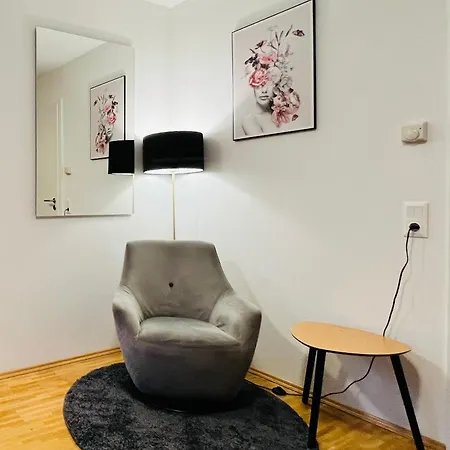Stylish Naehe Hbf-tiefgarage-lift Apartment